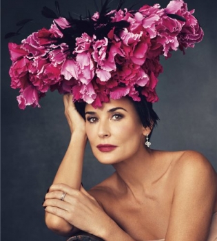 Дэми Мур, Гвинет Пэлтроу и Николь Ричи снялись в цветочной фотосесси для глянца