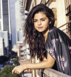 Юная соблазнительница: Селена Гомес снялась топлес в новой фотосессии