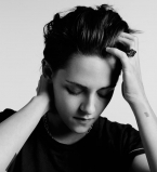 Отчаявшаяся бунтарка: в новой фотосессии Кристен Стюарт появилась с сигаретой и синяками под глазами