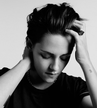 Отчаявшаяся бунтарка: в новой фотосессии Кристен Стюарт появилась с сигаретой и синяками под глазами