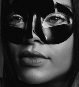 50 оттенков серого от Рианны: певица снялась топлес в черно-белой фотосессии