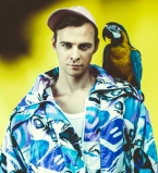 Макс Барских примерил винтажный секонд-хенд в видеоклипе Хочу танцевать