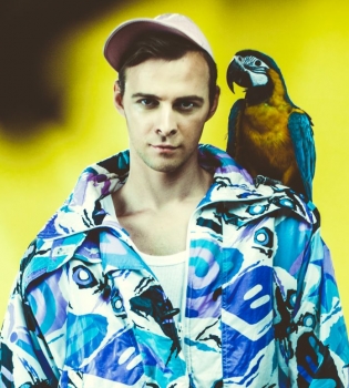 Макс Барских примерил винтажный секонд-хенд в видеоклипе Хочу танцевать