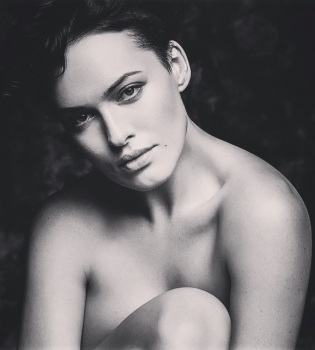 Даша Астафьева обнажилась в новой фотосессии