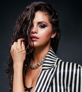 Бесстыдная Лолита: Селену Гомес раскритиковали из-за откровенной фотосессии