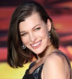 Мила Йовович на последних месяцах беременности показала округлившийся живот