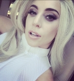 Леди Гага показала оголенные ягодицы во время занятий йогой