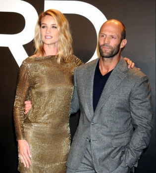 Счастливы вместе: Джейсон Стэтхем и Рози Хантингтон-Уайтли посетили модный показ