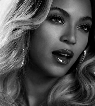 Случайная эротика: Бейонсе показала оголенную грудь во время прогулки