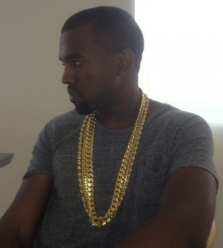 Канье Уэст залез на стол во время ужина в одном из ресторанов Лондона