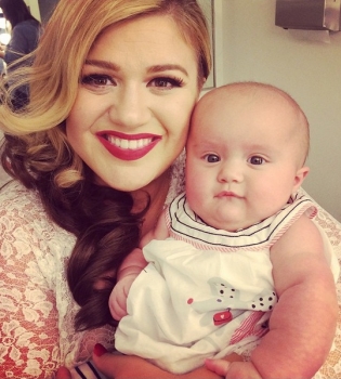 Келли Кларксон впервые снялась в совместной фотосессии с новорожденной дочерью