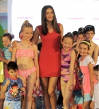 Ирина Шейк прогулялась по подиуму с детьми в соблазнительном мини-платье