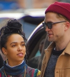 Возлюбленная Роберта Паттинсона обескуражила откровенным нарядом на BRIT Awards