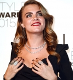 Лучшее декольте вечера: Кара Делевинь показала соблазнительную грудь