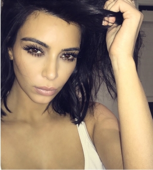 Соблазнительная Ким Кардашьян позирует в постели