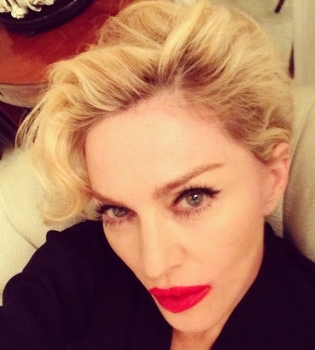 Певица Мадонна взобралась на стол в откровенном наряде во время телешоу