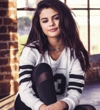 Селена Гомес показала соблазнительную фигуру в гримерке