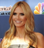 Горячая штучка: Хайди Клум появилась на красной дорожке в соблазнительном мини