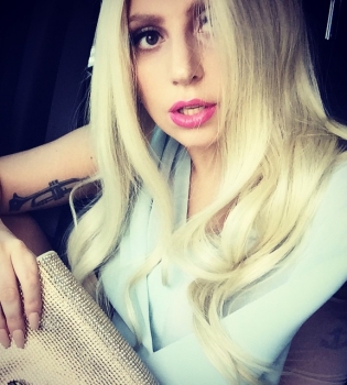 Мокрые и счастливые: Леди Гага искупалась с бойфрендом в ледяной воде