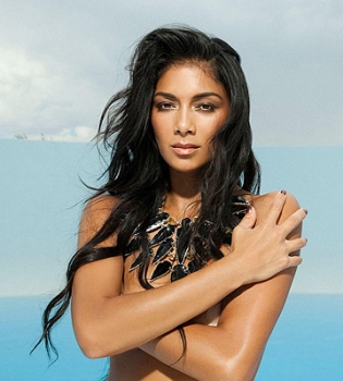 Сексуальная Николь Шерзингер снялась в соблазнительной фотосессии