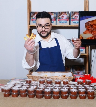 Руслан Сеничкин презентовал второй тираж своей кулинарной книги и угощал гостей джемом из хурмы