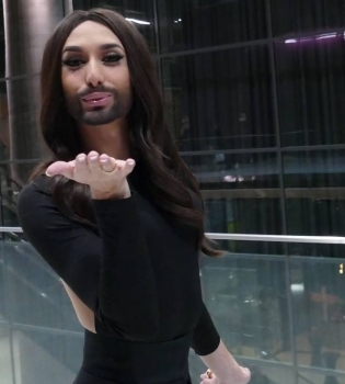 Моя история: скандальная Кончита Вурст презентовала свою автобиографию