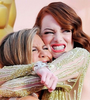 Дженнифер Энистон и Эмма Стоун