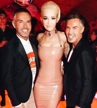 Рита Ора и Ким Кардашьян оделись в одинаковые платья