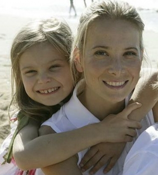 Юлия Высоцкая с дочерью Марией и сыном Петром