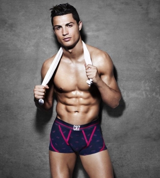 Лунная походка и нижний брейк: Криштиану Роналду станцевал в новой рекламной кампании