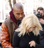 Безумно влюбленный: Канье Уэст откровенно потрогал аппетитные формы Ким Кардашьян на публике