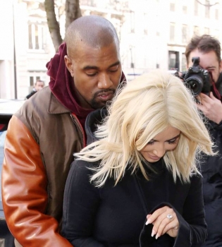 Безумно влюбленный: Канье Уэст откровенно потрогал аппетитные формы Ким Кардашьян на публике