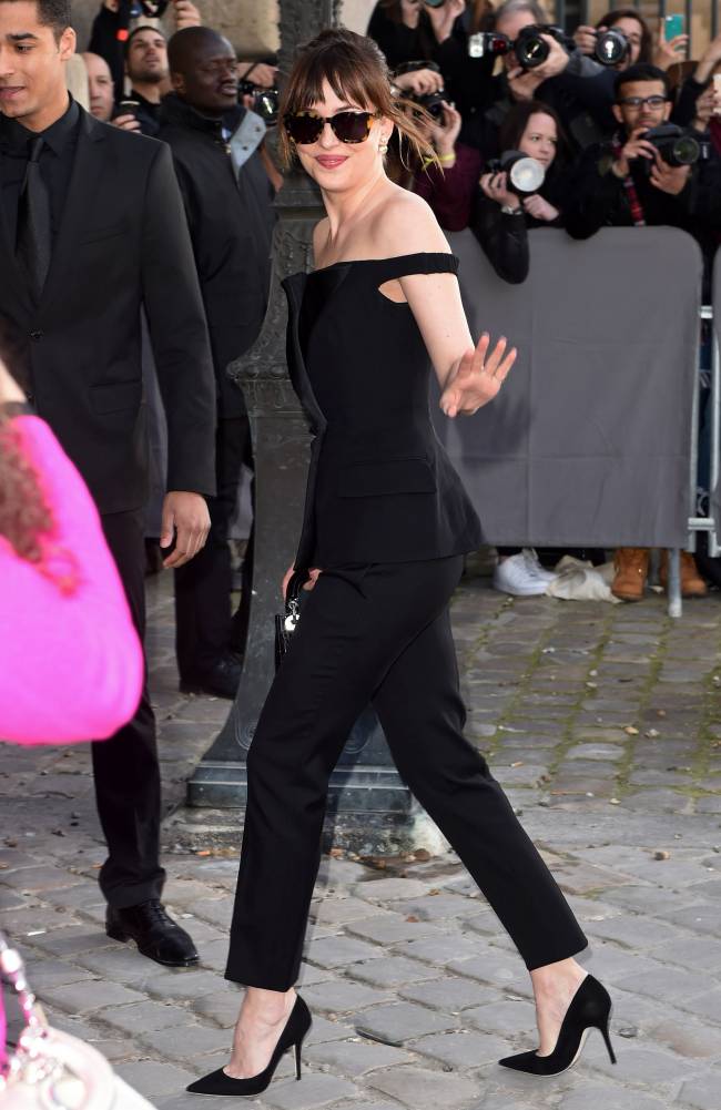Гламурный шик: Дакота Джонсон оголила плечи в стильном наряде от Dior