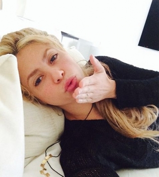 Шакира поздравила с Женским днем и показала раритетный фотоснимок себя в детстве