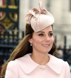 Королевский шик: беременная Кейт Миддлтон в элегантном наряде от Alexander McQueen