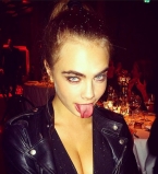 Кара Делевинь шокировала своим модным образом на показе Chanel