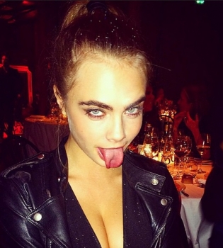 Кара Делевинь шокировала своим модным образом на показе Chanel