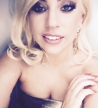 Селфи-эротика: соблазнительная Леди Гага показала роскошную грудь