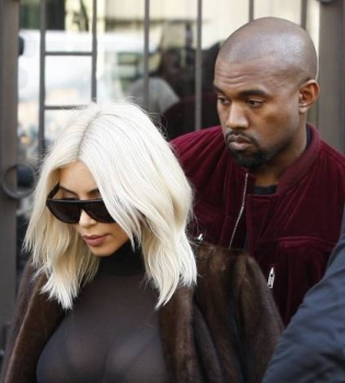 Без комплексов: Ким Кардашьян появилась на публике в прозрачном наряде