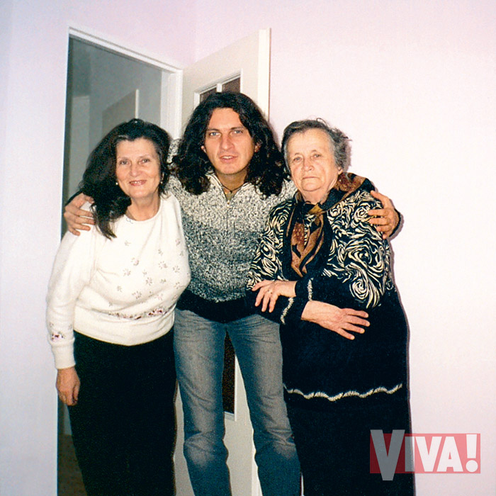 Кузьма Скрябин с мамой и бабушкой