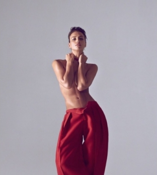 Соблазнительная Ирина Шейк снялась топлес для Harper&#039;s Bazaar