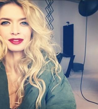 Длинноногая Вера Брежнева показала роскошную фигуру в соблазнительном боди