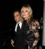 Откровенная красота: Кейт Мосс показала нижнее белье на публике