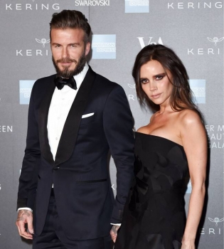 Роскошные и знаменитые: Дэвид и Виктория Бекхэм блистают на ужине  Alexander McQueen