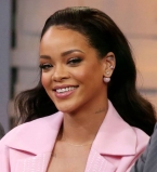 Эпатажная Рианна удивила элегантным образом в новой рекламной кампании Dior