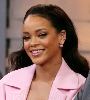 Эпатажная Рианна удивила элегантным образом в новой рекламной кампании Dior