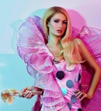 Пэрис Хилтон снялась в фотосессии с голым мужчиной