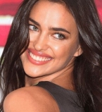 Ирина Шейк в купальнике резвится в снежных сугробах России