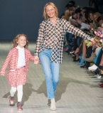 Ольга Аленова вышла на подиум с дочерью