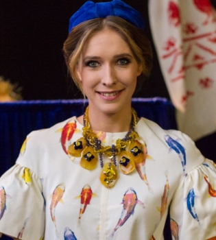 Катя Осадчая в стильном платье от Ольги Навроцкой